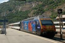 Re 460 074 f�hrt am 27.07.2006 dem Bahnhof Brig hinaus