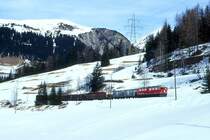 RhB G�terzug 5552 von St.Moritz nach Landquart am 02.02.1998 auf der mittleren Ebene oberhalb Berg�n mit E-Lok Ge 6/6 II 704 - 2x Gbkv - Xk 9094 - Haikv - 5x Gb. Hinweis: gescanntes Dia

