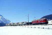 RhB G�terzug 5552 von St.Moritz nach Landquart am 26.02.1998 zwischen Celerina und Bever mit E-Lok Ge 6/6 II 706 - Xk 9094 - 5x Lbv. Hinweis: gescanntes Dia
