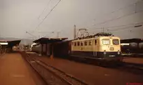 141 209-7 h�lt mit einem Nahverkehrszug im Bahnhof Stuttgart-Bad Cannstadt (Mai 1978)