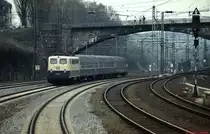 141 412-7 f�hrt Anfang der 90er Jahre mit einem Nahverkehrszug durch den Bahnhof Gruiten (Strecke Wuppertal - D�sseldorf)