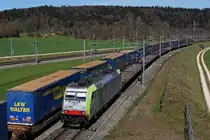 BLS:  G�terzugskreuzung zwischen BLS Cargo und Crossrail  Der von der BLS Cargo 486 509 gef�hrte Leermaterialzug wurde anl�sslich einer Begenung mit einem G�terzug der Crossrail am 14. April 2013 zwischen Olten und Burgdorf im Bilde festgehalten.

Foto: Walter Ruetsch  