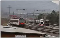 R7857 nach Ziegelbr�cke, di e S1 nach Rh�z�ns und die Holcim Em 837 954-7 treffen bei Zizers aufeinanser. (08.04.2013)