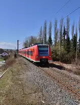 Gerade �berquert der 425 086-6 die B292 bei der Anfahrt an den Bahnsteig in Neckarbischofsheim auf seinem Weg als S51 nach Aglasterhausen. Samstag den 13.4.2013