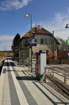 Teilansicht des Bahnhofs Neckarbischofheim. Hier ist der n�rdliche Bahnsteig zu sehen. Nicht im Bild sind die Gleise der Krebsbachtalbahn, die sich rechts vom Empfangsgeb�ude befinden. 13.4.2013