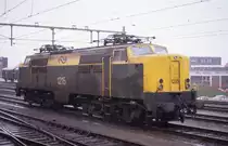 Elektrolok 1215 ist im Bahnhof Hengelo am 15.3.1989
gerade von einem Regenschauer erwischt worden.
