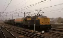 NS 1218 durchf�hrt am 9.11.1987 mit einem G�terzug den Bahnhof Hengelo in
Richtung Deventer.
