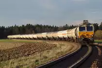 247 057-3 der Euro Cargo Rail bringt ihren Ganzzug bestehend aus Gaskesselwagen von Burghausen nach Mühldorf. In der Abendsonne durchfährt der Zug den Streckenabschnitt zwichen Burghausen und Burgkirchen am 15.04.2013. Die Class 77 ist eine für den europäischen Kontinent modifizierte Class 66. Dieser Typ Diesellok wurde von der General Motors Locomotive Division für Großbritannien entwickelt und kam in Form der Class 59 als Lok eines DB / Yeoman Joint Ventures erstmals nach Deutschland. Mit den über den Führerständen montierten Klimaanlagen passt die Class 77 nicht durch das englische Lichtraumprofil.

Hersteller: GM-EMD
Fabriknummer: 20068864-057
Baujahr: 2008
Heimat-Bw. z.Z.d. Aufnahme: Mühldorf
frühere Beheimatungen: Oberhausen-Osterfeld Süd
Eigentümer z.Z.d. Aufnahme: Euro Cargo Rail Paris
UIC-Nr.: 92 80 1266 457-1 D-DB
Betreibernr. z.Z.d. Aufnahme: 247 057-3
EBA-Nr.: EBA 07A18A 057
Radsatzfolge: Co'Co'
Vmax (km/h): 120
Leistung (kW): 2.420
Anfahrzugkraft (kN): 467
Dienstmasse (t): 130
Radsatzfahrmasse max. (t): 22
LüP (mm): 21.349