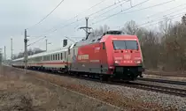 101 081 zog am 10.04.13 den IC 2355 durch Burgkemnitz Richtung Wittenberg.