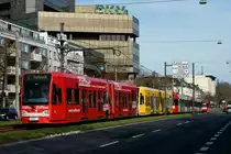 Niederflurwagen 4114 kurz vor der Haltestelle Aachener Str./G�rtel im Stadionverkehr am 14.04.2013