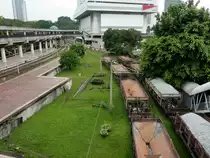 Einige Sch�ttgutwagen am 18.04.2011 am alten Bahnhof von Kuala Lumpur.
