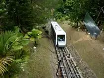 Ein Wagen der Penang Hill Railway verl�sst am 25.04.2011 die Bergstation.