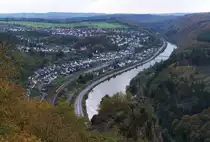 Der Blick vom Vogelfelsen entsch�digt f�r die M�hen eines zwei Kilometer langen Aufstiegs.

Leider gibt der Aussichtspunkt nur den Blick Saar aufw�rts in Richtung Saarh�lzbach frei. Den Blick in Richtung Taben-Rodt versperren dichte W�lder.

Ein 426er Doppel ist als Regional Express unterwegs Richtung Trier. Nach ca. 500 Metern wird er die Landesgrenze Saarland-Rheinland-Pfalz �berfahren.

KBS 685 Saarh�lzbach - 19.10.2012 - Bahnstrecke 3230 Saarbr�cken -Karthaus
