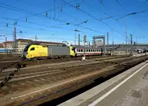 182 517 mit einem EC am 28.02.2009 bei der Ausfahrt am M�nchner Hbf.