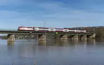 Mosel abw�rts wird er gleich fahren, der RE aus Luxemburg nach Koblenz.
Hier bei Konz �berquert der Zug mit CFL 4006 die Mosel.
�ber Karthaus und Trier wird es weiter in Richtung Koblenz gehen.

Die Moselbr�cke in Konz ist die Verbindung der Trierer Weststrecke mit der Saarstrecke und der Obermoselstrecke.

14.04.2013 bei sonnigen 24�C am Mosel Ufer.
KBS 693
