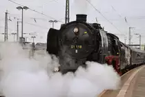 01 118 bei der Ausfahrt des Gie�ener Hauptbahnhofs wieder richtung Bad Nauheim und der Heimat Frankfurt. Aufgenommen am 14.04.2013.