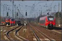 Einer  Hamsterbacke , wie die Z�ge der Baureihe 442 liebevoll genannt werden, hinterher geschaut: DB 442 315 f�hrt an einem weiteren 442er, der auf Testfahrt ist und Loks in der Ruhepause am 15.04.2013 in Wustermark-Priort vorbei.