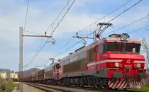 S� 363-022+363-? ziehen Erzzug durch Maribor –Tabor Richtung Koper Hafen. /16.4.2013