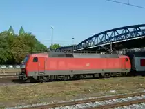 120 102-9 mit einem versp�teten CNL am 22.08.11 bei der Ausfahrt in Freiburg (Breisgau) Hbf.
