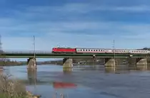 Sie macht sich immer noch gut vor Fernz�gen, die Baureihe 181. Besonders dann wenn sie in ihrem angestammten Revier SAAR-LOR_LUX anzutreffen ist.
Hier bef�hrt der IC 134 Norddeich/Mole - Luxemburg aus Trier kommend die Moselbr�cke bei Konz. In wenigen Kilometern erreicht der Zug die Grenze zu Luxemburg.
KBS 693 - Moselbr�cke Konz am 14.04.2013