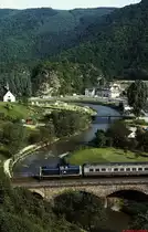 Im Mai 1985 überquert eine 212 mit ihrem Nahverkehrszug von Adenau nach Remagen bei Altenburg die Ahr