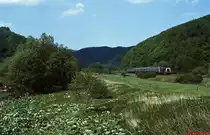 Eine 212 ist zwischen Hoenningen und D�mpelfeld mit einem Nahverkehrszug nach Adenau unterwegs. Die Aufnahme entstand im Mai 1985, wenige Wochen vor der Gesamtstillegung der Strecke zwischen H�nningen und Adenau.