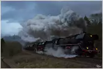 Wartburgblick II - Im Morgengrauen ziehen die Dampfloks, 44 1486 & 41 1144 mit dem 1400 t schweren DGz 400, von Eisenach nach Bad Salzungen. Am Zugschlu� war auch noch die 44 2546 im Einsatz.
Eisenach 13.4.2013