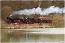 Flucht vor dem schwarzen Monster - Vorbei an den Teichen nahe Schwallungen, braust 41 1144 mit dem 700t schweren DGz 205 (Immelborn - Meiningen) beim Plandampf im Werratal. 
11.04.2013