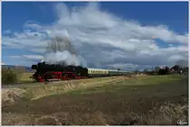 03 2155 f�hrt mit einem Sonderzug, von Meiningen wieder retour nach Weimar.  Immelborn 13.04.2013
