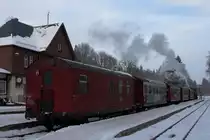 Nach dem Trubel des Tages ist am Abend des 26.01.2013 auch im Bahnhof Drei Annen Hohne wieder Ruhe eingekehrt. Einsam steht der Sonderzug  Quedlinburger Brockenexpress  auf Gleis 2 und wartet geduldig, bis 99 7245 ihre Wasservorr�te aufgef�llt hat. Danach geht es gem�tlich bergab, zum Endbahnhof Wernigerode.