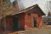 Ehemaliges Toilettenh�uschen im Bahnhof Neckarbischofsheim, es befindet sich zwischen den Gleisen nach Aglasterhausen und der Krebsbachtalbahn und ist wie so viele Relikte der alten Bahn dem Verfall preisgegeben. 13.4.2013