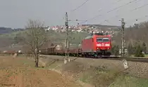 Mit einem gemischten G�terzug ist 185 185-6 von DB Schenker Rail am 16. April 2013 bei Uhingen unterwegs in Richtung Ulm.
