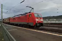Mit einem Klv am Hacken kommt die 189 020-1 auf Gleis 1 des Bahnhof R�desheim/Rhein gen Norden durchgefahren am Abend des 12.4.2013