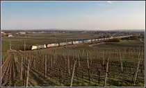 Dem satten Vorsprung von 463 Minuten des TEC 43622 (Spielfeld - Bratislava) ist es zu verdanken, dass ich WLB ES64U2 020 und GySEV/ROeEE 470 505 im letzten Abendlicht am 16.April 2013 beim Busserltunnel in Pfaffst�tten fotografieren konnte.