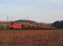 185 149-2 ist am 15. April 2013 mit einem Getreidezug bei Kronach in Richtung Saalfeld unterwegs.