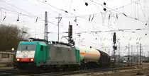 Die Cobra 2825 f�hrt mit einem Kurzen gemischten G�terzug aus K�ln-Gremberg nach Antwerpen-Noord(B) bei der Abfahrt aus Aachen-West und f�hrt in Richtung Montzen/Belgien bei Wolken am Abend des 16.4.2013.