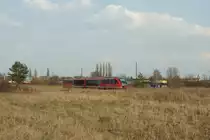 DB 642 729  Naturpark Dr�mling  als RB 27926 nach G�sten ist hier zwischen Dessau-Alten und Dessau-Mosigkau unterwegs. 
Ganz im Hintergrund links zu sehen ist der Schornstein der Dessauer Stadtwerke, rechts am Bildrand der Turm der Dessau-Altener  Philipp Melanchthon Kirche .
Dessau, der 16.4.13