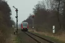 Unbekannt gebliebene DB 642 als RB 27930 nach G�sten ist hier zwischen Dessau-Alten und Dessau-Mosigkau unterwegs. (Aufgenommen an einem f�r Fu�g�nger eingerichteten Bahn�bergang am Osteingang des Mosigkauer Haltepunktes)
Dessau, der 16.4.13