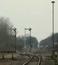 Unbekannt gebliebene DB 642 als RB 27930 nach G�sten steht im Haltepunkt Dessau-Mosigkau. (Aufgenommen an einem f�r Fu�g�nger eingerichteten Bahn�bergang am Osteingang des Mosigkauer Haltepunktes) 
Dessau, der 16.4.13