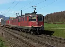 SBB: Am Sonntag den 14. April 2013 waren die durch SBB Cargo bef�rdeten G�terz�ge auf dem Streckenabschnitt Olten - Bern gegen�ber den BLS Cargo- und Crossrailtraktionen in der Minderzahl. Dennoch konnte mit etwas Fotografengl�ck die Re 10/10 mit der Re 420 11339 bei Herzogenbuchsee im Bilde festgehalten werden.
Foto: Walter Ruetsch