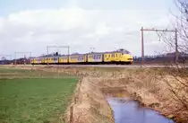 Am 15.03.1989 ist um 12.36 Uhr bei Olst der NS Elektrotriebwagen Nr. 772
in Richtung Deventer unterwegs.