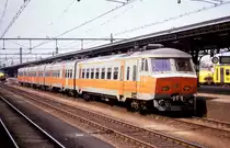 Im Grenzbahnhof Rosendaal steht am 15.7.1989 der belgische Elektrotriebwagen
843 als IC abfahrbereit nach Oostende.