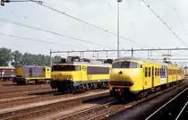 Gleich drei verschiedene Fahrzeuggattungen pr�sentieren sich am 15.07.1989
im Grenzbahnhof Rosendaal dem Fotografen. Links steht die NS Diesellok
2447. In der Mitte steht NS Elektrolok 1603 und rechts daneben ein NS
Elektrotriebwagen.
