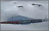 R1621 in der Schneelandschaft am Berninapass kurz vor dem Hospiz. Und morgen soll es wieder mindestens einen halben Meter Neuschnee geben. (18.04.2013)