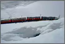 In dieser W�chte hat sich ein tiefer Spalt gebildet, w�hrenddem sich BEX 972 tief unten vorbeischl�ngelt. (18.04.2013)