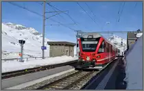 Nachdem es am 15.04. so sch�n war auf der Fahrt nach Tirano, zog es mich gestern gleich nochmals zum Berninapass hoch. Bewaffnet mit Schneeschuhen wollte ich nach Lagalb laufen. Querfeldein wurde es aber nichts, denn der Schnee war bereits morgens um 9.00Uhr zu weich, oder eben ich zu schwer. So blieb stellenweise nur die Passstrasse �brig. R1617 mit Allegra 3512 in Ospizio Bernina 2253m �.M. (18.04.2013)