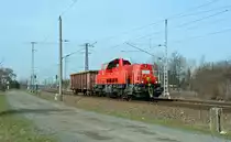261 048 war am 08.04.13 mit einer modellbahngerechten �bergabe bei Zeithain unterwegs.
