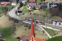 (fast) Vogelschau : ein 4024 h�lt im Bhf. St.Jodok auf der Brenner-Nordrampe - 18/04/2013