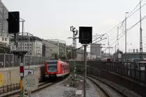 Aus dem Stammstreckentunnel von M�nchen heraus steuert 423 670-9 am 17.04.13 als S1 nach Freising/M�nchen Flughafen ihren n�chsten Halt M�nchen Hackerbr�cke an.