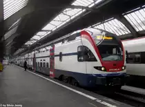 RABe 511 004 am 1.4.2013 in Z�rich HB als IR 2568 nach Schaffhausen. An Wochenenden und Feiertagen, in diesem Falle Ostermontag, werden auch die die Interregio zwischen Schaffhausen und Z�rich mit RV-Dosto gef�hrt.